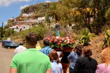 Un vecino echa un cable para la misa en Tecén (Foto Francisco J. Santana)